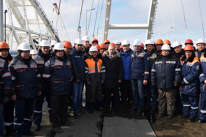 Владимир Путин во время осмотра готового участка автодорожной части Крымского моста через Керченский пролив, 14 марта 2018 года