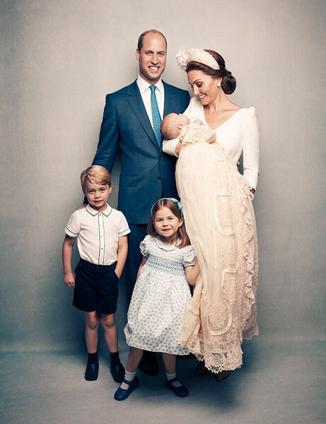 Официальная фотография королевской семьи &mdash; принц и принцесса Уэльские с&nbsp;детьми в&nbsp;день крещения принца Луи, 2018&nbsp;год