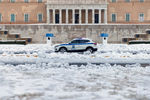 Обстановка возле парламента Греции после сильного снегопада в Афинах, 25 января 2022 года