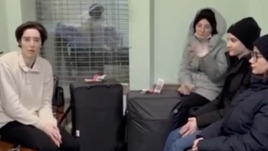 Четырех сестер из Дагестана удерживают на КПП Верхний Ларс