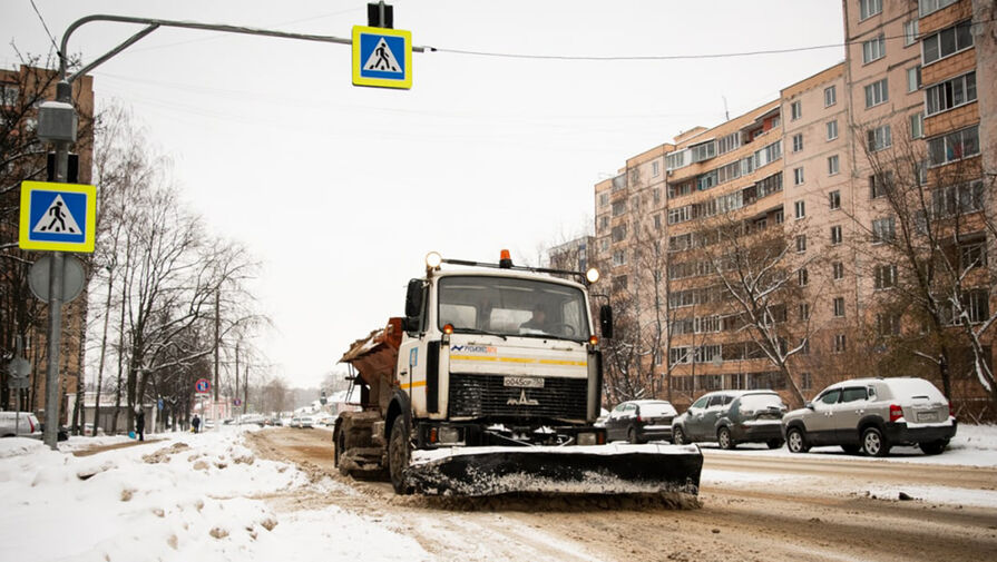Водитель снегоуборочной машины изрезал ножом пешехода в Санкт-Петербурге