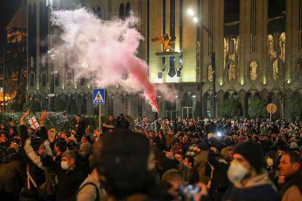 Во время акции протеста против закона об иностранных агентах возле здания парламента в&nbsp;Грузии, Тбилиси, 7&nbsp;марта 2023&nbsp;года