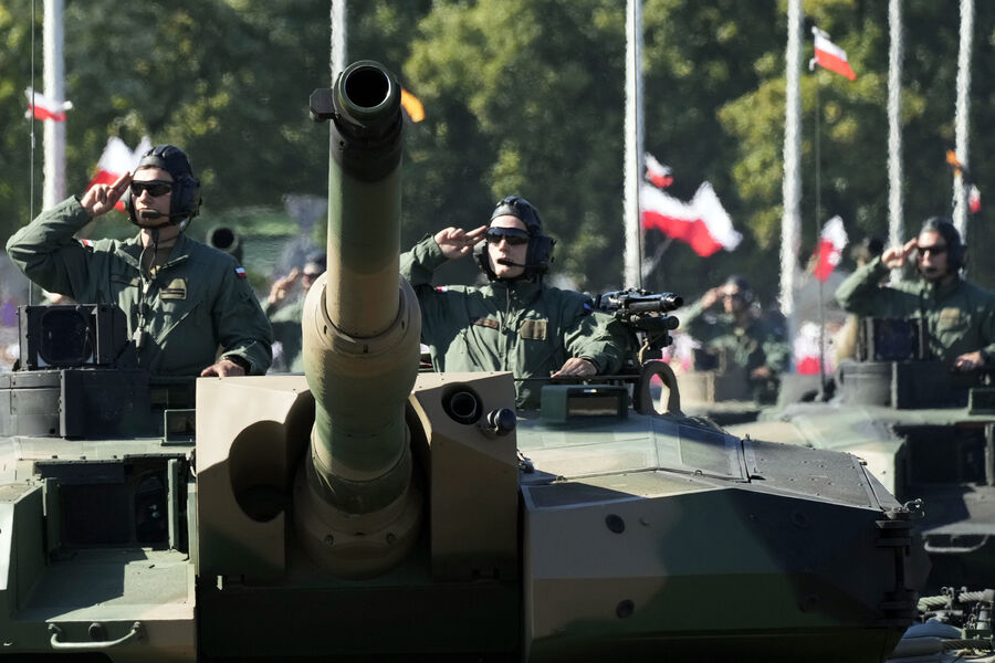 Во время военного парада в Варшаве, Польша, 2023 год