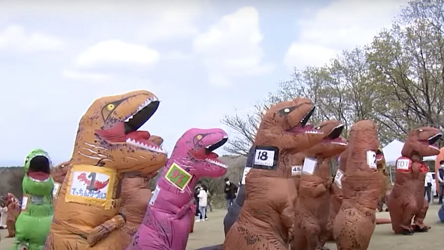 В Японии прошел забег в костюмах тиранозавра