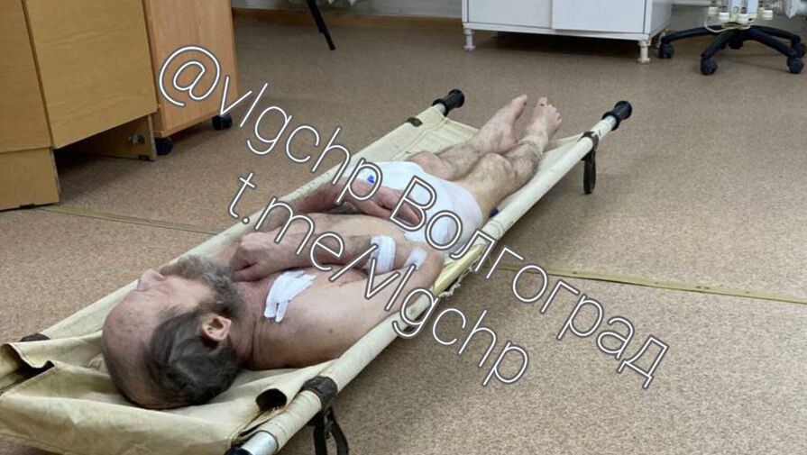 В больнице под Волгоградом мужчину после реанимации оставили в коридоре без одежды