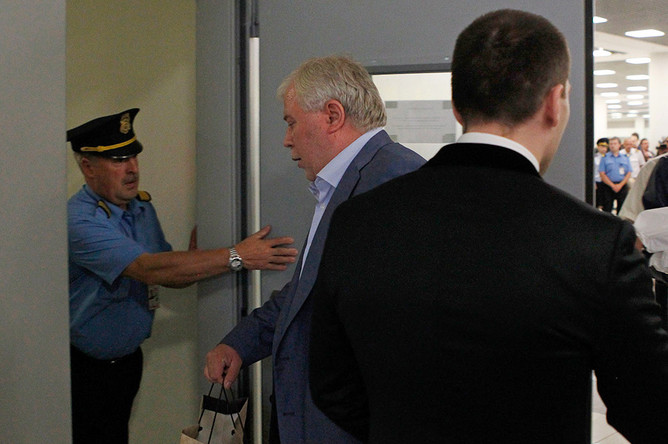 Анатолий Кучерена заходит в служебное помещение аэропорта Шереметьево