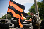 Народный ополченец на блокпосту «Ясинуватский» при въезде в Донецк