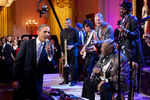 Барак Обама на музыкальных инструментах вроде бы не играл, но несколько раз неплохо пел — например, в 2012 году он солировал в песне «Sweet Home Chicago» вместе с Би Би Кингом и Миком Джаггером