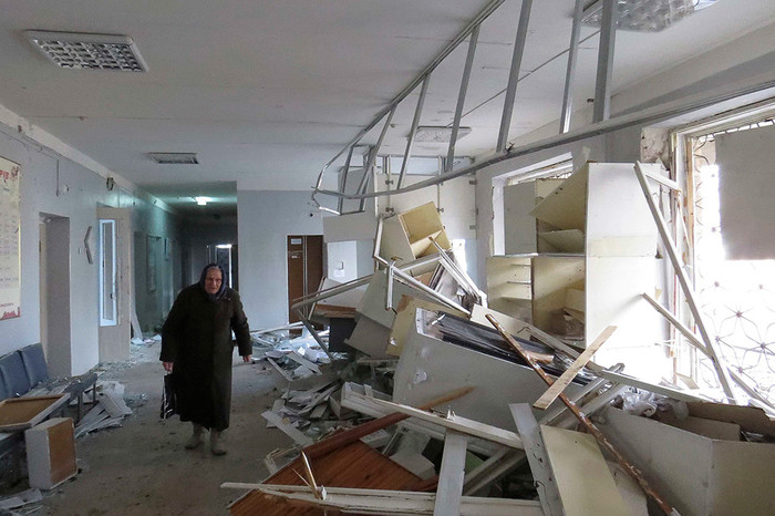 Женщина в&nbsp;здании 27-й больницы, где в&nbsp;результате попадания снаряда пять человек погибли