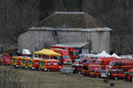 Спецтранспорт служб спасения и пожарные автомобили недалеко от места крушения самолета авиакомпании Germanwings