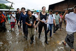 Анджелина Джоли и ее сын Пакс во время визита в Мьянму