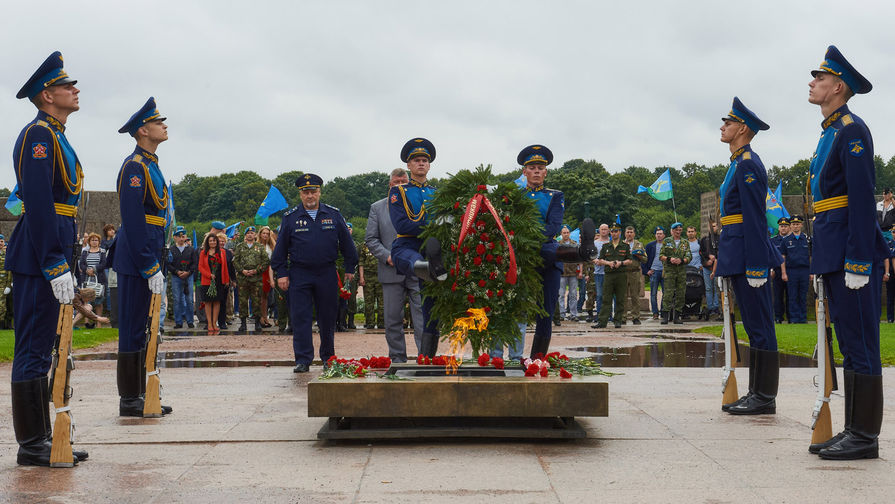 Возложение цветов к Вечному огню на Марсовом поле в Санкт-Петербурге в День Воздушно-десантных войск