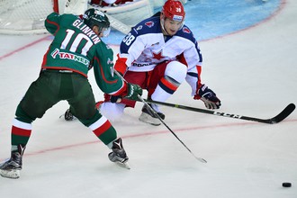 Игрок «Ак Барса» Антон Глинкин (слева) и игрок ЦСКА Михаил Науменков
