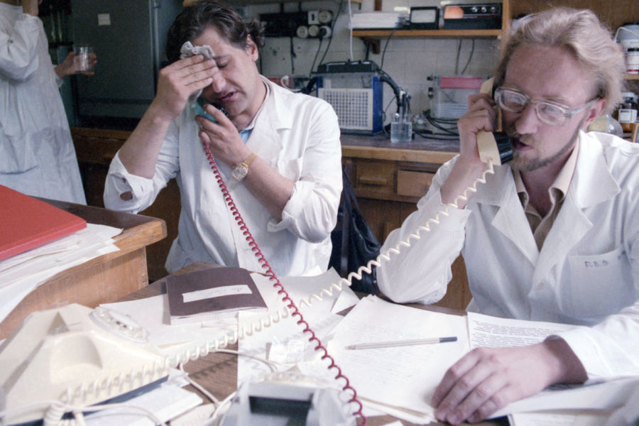 Старший научный сотрудник лаборатории, кандидат медицинских наук Вадим Покровский (справа) и младший научный сотрудник Алексей Плецитный отвечают на анонимные звонки в ЦНИИ эпидемиологии, 1 июня 1987 года