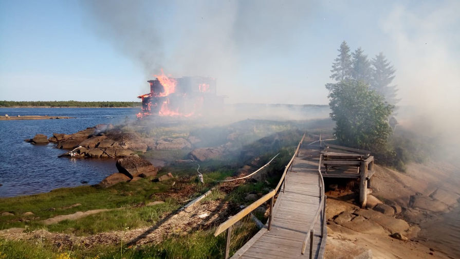 Горящая изба в поселке Рабочеостровск в Карелии, перестроенная под церковь для фильма «Остров» Павла Лунгина