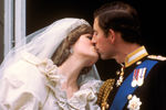 Свадьба принца Чарльза и леди Дианы Спенсер состоялась 29 июля 1981 года в Вестминстерском аббатстве. Церемония транслировалась по телевидению – ее посмотрели 750 млн человек. На улицах Лондона, чтобы понаблюдать за свадебной процессией, собрались 600 тыс. зрителей.