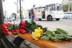 Цветы, возложенные на месте гибели людей в результате взрыва автобуса в Воронеже, 13 августа 2021 года