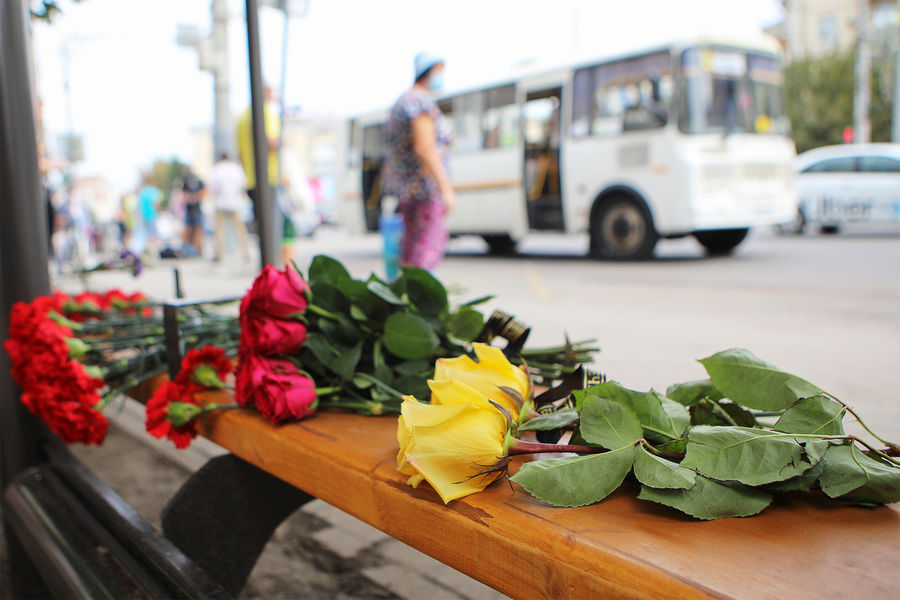 Цветы, возложенные на&nbsp;месте гибели людей в&nbsp;результате взрыва автобуса в&nbsp;Воронеже, 13 августа 2021 года