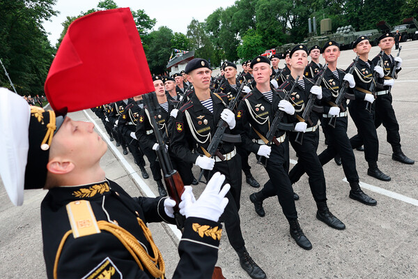 Морпехи на&nbsp;торжественном параде в&nbsp;Балтийске, посвященном Дню Военно-морского флота в&nbsp;России, 31&nbsp;июля 2022&nbsp;года