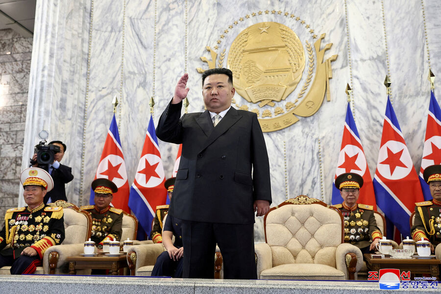 Лидер Северной Кореи Ким Чен Ын на военном параде, посвященном 75-летию основания Корейской Народно-Демократической Республики, который проходит в Пхеньяне, 8 сентября 2023 года