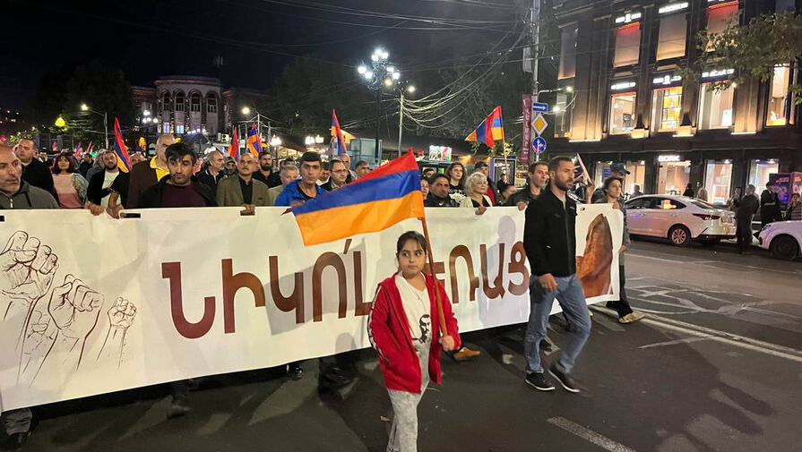 У посольства России в Ереване стало в два раза меньше митингующих