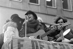 Экс-солист группы The Beatles Джон Леннон и его жена Йоко Оно поют во время демонстрации перед офисом British Overseas Airways Corp. на Пятой авеню в Нью-Йорке, 5 февраля 1972 года