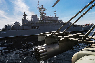 Большой десантный корабль «Цезарь Куников» (БДК-64) во время стратегических командно-штабных учений «Кавказ-2016» на полигоне Опук