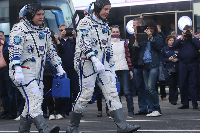 Астронавт NASA Джек Фишер и космонавт «Роскосмоса» Федор Юрчихин перед стартом космического корабля «Союз МС-04» с космодрома Байконур, 20 апреля 2017 года