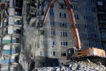 Демонтажные работы на месте обрушения подъезда жилого дома в Магнитогорске, 12 января 2019 года