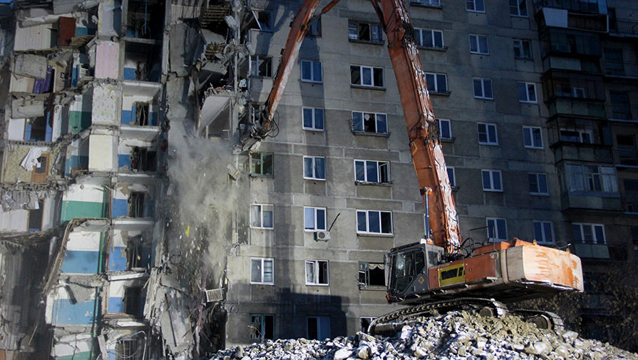 Демонтажные работы на месте обрушения подъезда жилого дома в Магнитогорске, 12 января 2019 года