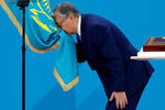 Избранный президент Казахстана Касым-Жомарт Токаев на церемонии принесения присяги народу Казахстана во время вступления в должность президента на совместном заседании палат парламента Республики Казахстан во Дворце независимости, 12 июня 2019 года 