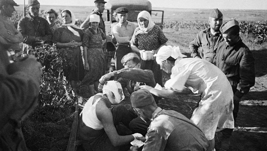 22 июня 1941 года. Медсестры оказывают помощь первым раненым после воздушного налета фашистов под Кишиневом.