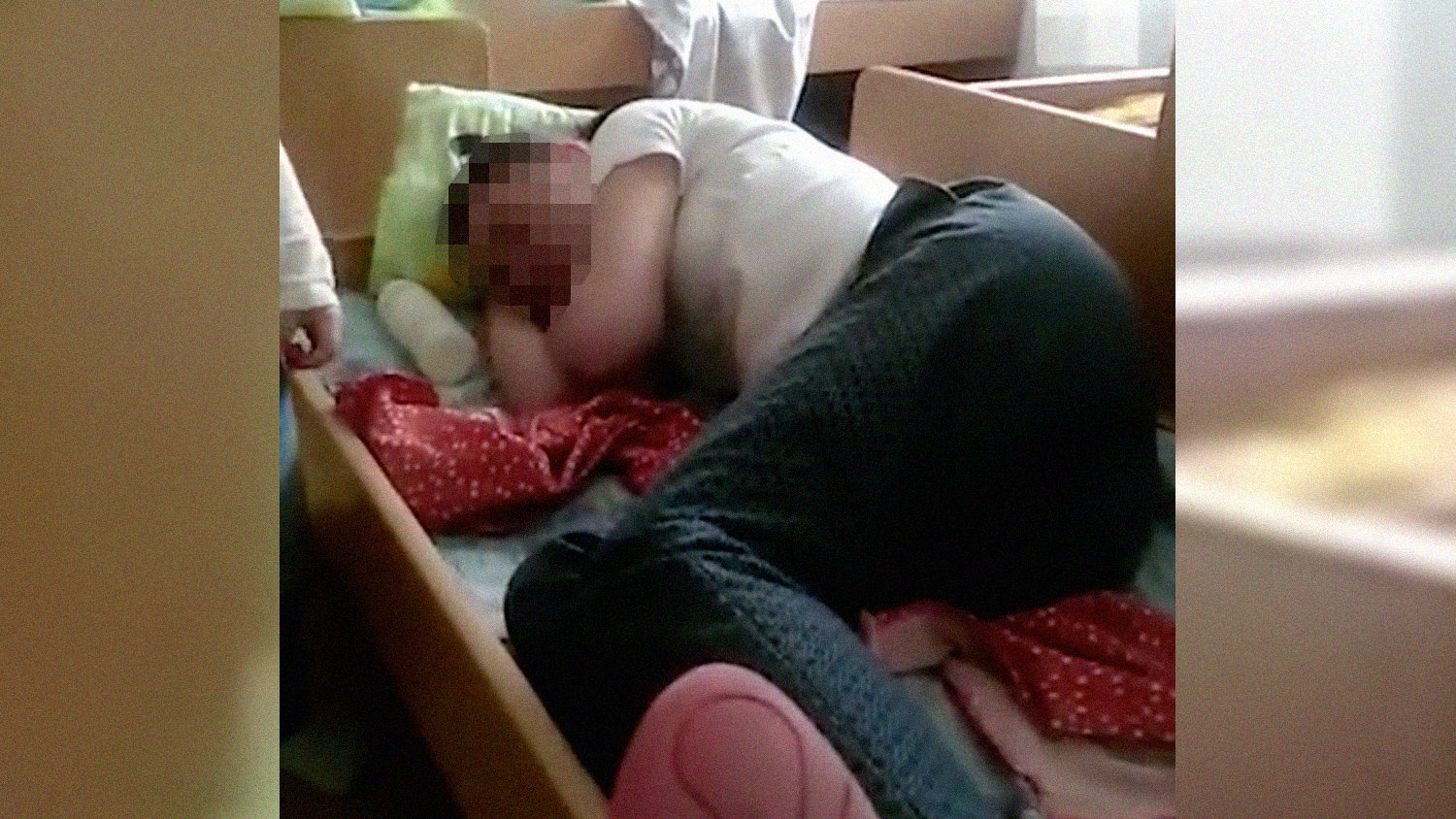 Сын подглядывает спящую мать в комнатах