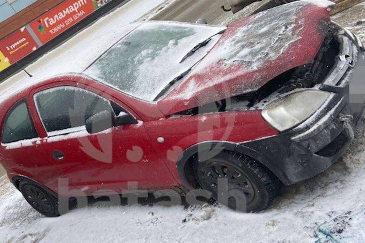 В Уфе автомобиль сгорел после того, как его хозяйка утеплила аккумулятор  халатом - Газета.Ru | Новости