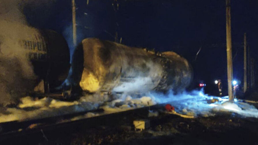 На железной дороге в Ростовской области загорелась цистерна с топливом