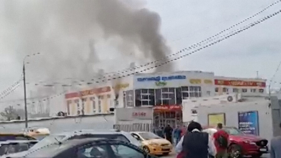 В Москве горит торговый комплекс в районе Бибирево 