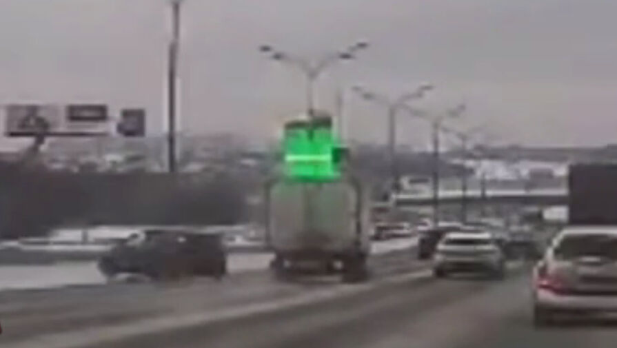 Автомобиль с человеком разбился на МКАД, и это попало на видео