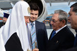 Патриарх Московский и всея Руси Кирилл (слева) и председатель Государственного совета Кубы Рауль Кастро (второй справа) во время встречи в аэропорту города Гаваны