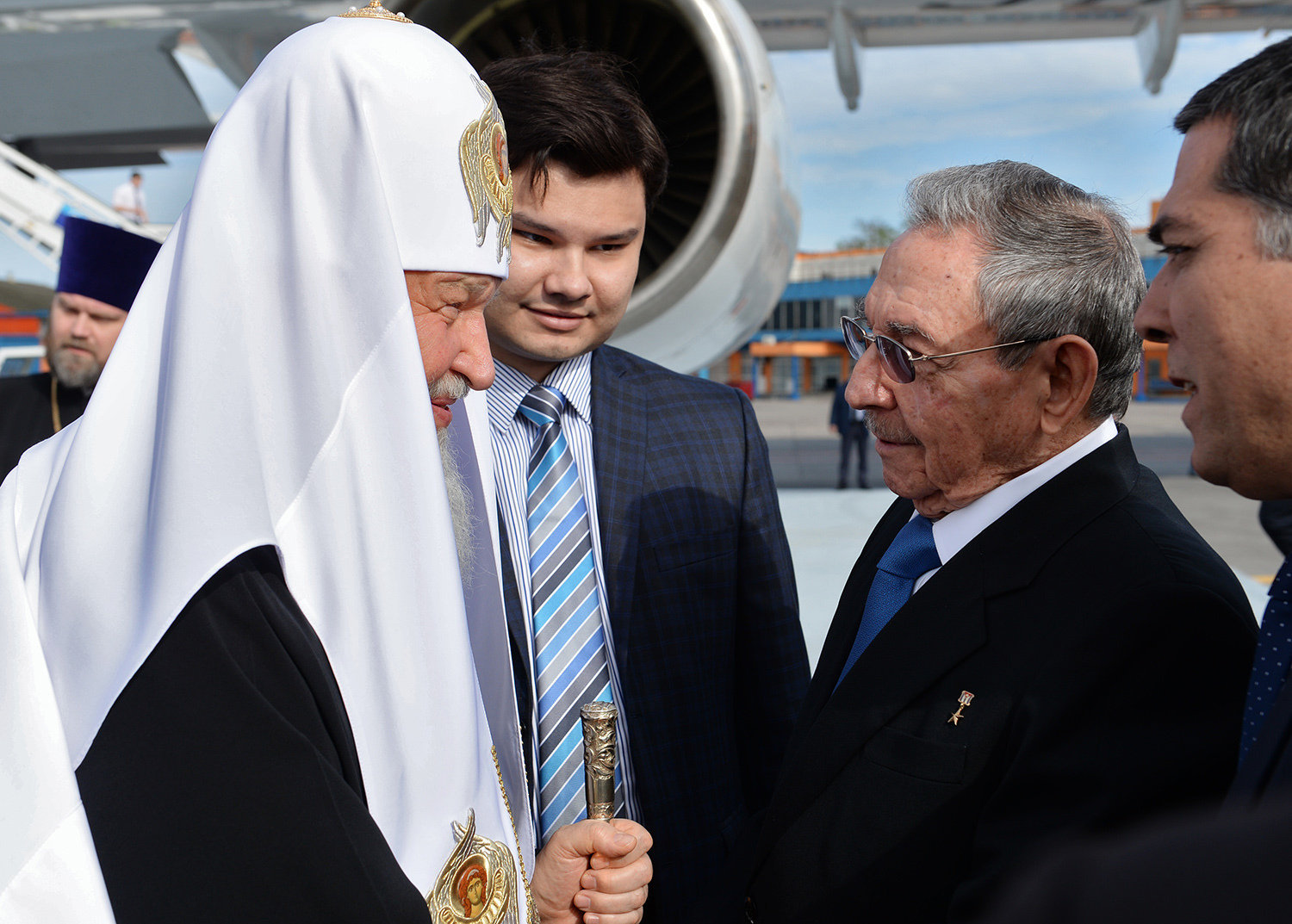 Патриарх Московский и всея Руси Кирилл (слева) и председатель Государственного совета Кубы Рауль Кастро (второй справа) во время встречи в аэропорту города Гаваны