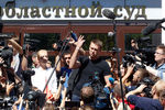 Алексей Навальный после освобождения из-под стражи около Ленинского районного суда Кирова