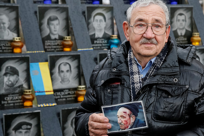 Монумент памяти погибших в годовщину «майдана» в Киеве, 21 ноября 2017 года