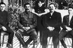 Генеральный секретарь ЦК ВКП Иосиф Сталин (второй справа) с детьми Василием (слева), Светланой (стоит) и Яковом (справа), второй справа - Андрей Жданов, 1938 год