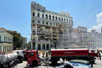Спасательные службы на месте взрыва в отеле Saratoga в Гаване, Куба, 6 мая 2022 года