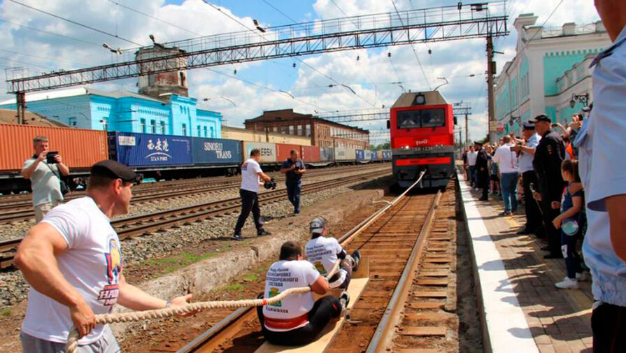 В Свердловской области двое атлетов протащили состав весом 300 тонн на 9 м 45 см
