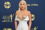 Снова Леди Гага — и снова в творении Джорджо Армани. Платье с эффектом «торчащего бюстгальтера» звезда фильма «Дом Gucci» надела на премию Гильдии киноактеров США в 2022 году