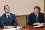 Первый заместитель председателя правительства РФ Дмитрий Медведев и председатель правления корпорации «Microsoft» Билл Гейтс (слева направо) во время встречи в бизнес-центре «Александер Хаус» в Москве, 7 ноября 2006 года