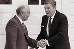 Президенты США и СССР Рональд Рейган и Михаил Горбачев во время встречи в Рейкьявике, октябрь 1986 года