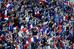 Фанаты французской сборной после победы команды в полуфинальном матче ЧМ-2018 по футболу между сборными Франции и Бельгии в Санкт-Петербурге, 10 июля 2018 года
