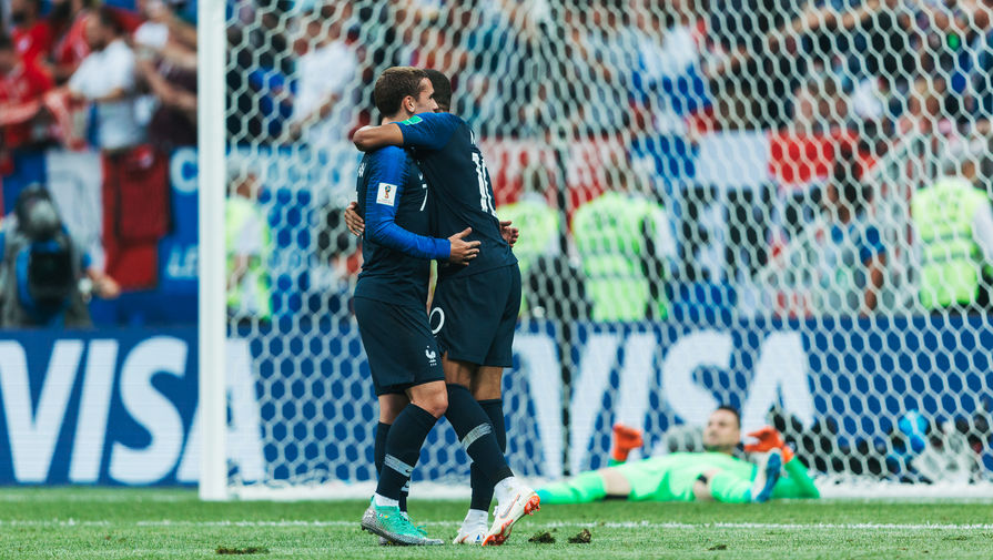 Игроки сборной Франции радуются забитому голу во время финального матча чемпионата мира со сборной Хорватии, 15 июля 2018 года