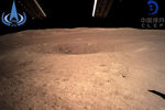 Фотография поверхности обратной стороны Луны, снятая китайским космическим аппаратом «Чанъэ-4» 3 января 2019 года